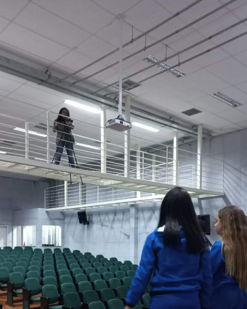 Patrícia gravando hino de louveira